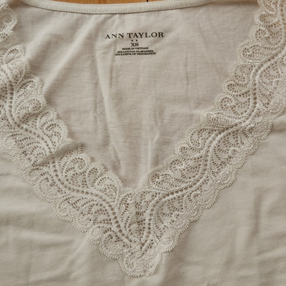 ANN TAYLOR white tank top with lace in size XS - Picture 2 of 5